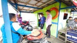 Patroli Ke Ferry Penyebrangan Saka Mangkahai Personil Polsek Kapuas Barat Himbau Agar Masyarakat Hati-Hati Saat Menyeberang
