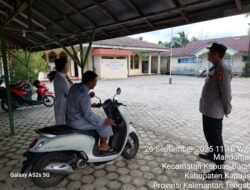 Ciptakan Rasa Aman Personil Polsek Kapuas Barat Melaksanakan Pengamanan Sholat Jumat