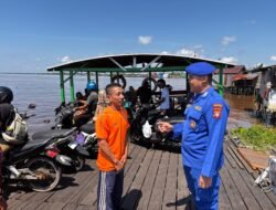 Satpolairud Polres Kapuas Cek Kelengkapan Alat Keselamatan kapal yang melintas DAS Kapuas