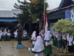 Babinsa Koramil 1002-04/Labuan Amas Selatan Jadi Pembina Upacara di MIN 9 HST