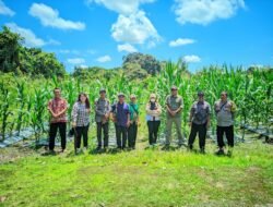 Bhabinkamtibmas Polsek Kapuas Barat,Menghadiri Kegiatan Monitoring dan Evaluasi dana ADD dan DD anggaran tahun 2025 Di Desa Sei Kayu Kecamatan Kapuas barat