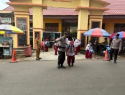 Polres Seruyan Melaksanakan Giat Pengaturan Di depan Sekolah Dasar Pembuang Hulu I