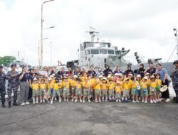 Antusias Kunjungan TK Harapan Bangsa di KRI Sembilang-850