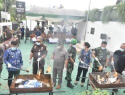 Sinergi Penegakan Hukum: Kejari HST Musnahkan Ribuan Barang Bukti Disaksikan Dandim dan Bupati