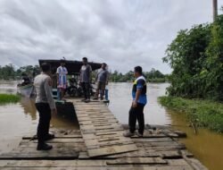Siaga Di Pos Imbangan Pelayanan, Polsek Murung Pantau Arus Mudik Di Feri Penyebrangan Muara Ontu