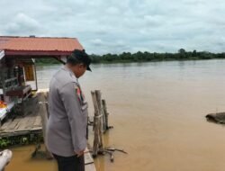 Polsek Dusun Selatan Patroli Dialogis, Cek Ketinggian Air Antisipasi Banjir di Pelabuhan