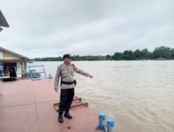 Antisipasi Banjir, Polsek Dusun Selatan  Patroli Dialogis, Pantau Ketinggian Air di Pelabuhan Pasar Lama