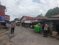 Piket polsek lakuakan giat rutin Patroli ke pasar harian Pujon desa Pujon.