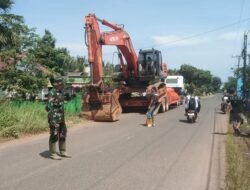 Sempat Terjadi Macet Di Jalan Desa, Babinsa Koramil 1009-03/Kurau Bantu Perlancar Arus Kendaraan