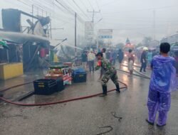 Anggota Koramil 07/Teluk Keramat Sigap Bantu Padamkan Kebakaran 10 Ruko di Pasar Simpang Empat