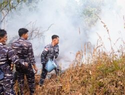 Sigap dan Tanggap, Personel Kodaeral XII Terjun Langsung Padamkan Karhutla di Komplek Citra Perdana
