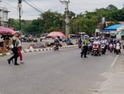*Bantu Seberangkan Anak Sekolah, Kepedulian Petugas Satlantas Tuai Pujian Masyarakat*