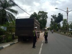 *Cipta Kondisi Harmoni Kamtibmas, Satlantas Polres Bartim Berikan Teguran Humanis kepada Sopir Truk*