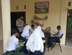 Meningkatkan Literasi Sekolah Melalui Program Bajaka Membaca  Buku Jendela Dunia,Oleh Polsek Kapuas Timur