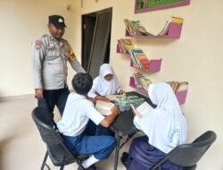 Meningkatkan Literasi Sekolah Melalui Program Bajaka Membaca  Buku Jendela Dunia,Oleh Polsek Kapuas Timur