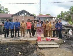 Babinsa Koramil 03/Tebas Dampingi Dinas Sosial Salurkan Bantuan Korban Kebakaran Wilayah Binaan