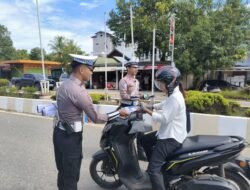 Polres Murung Raya Bagikan Brosur Ops Keselamatan Telabang 2026 Kepada Pengendara