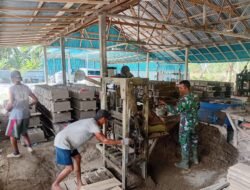 Jalin Keakraban, Anggota Koramil 04/Jawai Gelar Komsos Bersama Warga Pembuat Batako