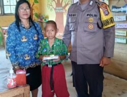 Peduli Dunia Pendidikan, Bhabinkamtibmas Desa Kalahien Berikan Bantuan Alat Tulis Untuk Murid Kurang Mampu