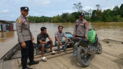 Personil Polsek berikan imbauan keselamatan kepada penumpang feri penyebrangan.