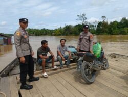 Personil Polsek berikan imbauan keselamatan kepada penumpang feri penyebrangan.
