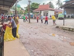 Babinsa Koramil 1009-04/Takisung Serbu Pasar Gunung Makmur, Bersihkan Sampah