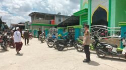 Personil Polsek Kapuas Tengah laksanakan PAM shalat Jum’at di masjid Al Furqon Pujon.