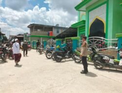 Personil Polsek Kapuas Tengah laksanakan PAM shalat Jum’at di masjid Al Furqon Pujon.