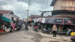Giat Personil polsek lakuakan rutin Patroli ke pasar harian Pujon desa Pujon.
