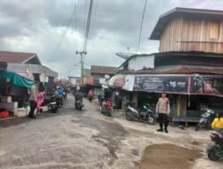 Giat Personil polsek lakuakan rutin Patroli ke pasar harian Pujon desa Pujon.