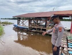 Polsek Dusun Selatan Patroli Dialogis, Cek Ketinggian Air Antisipasi Banjir di Pelabuhan