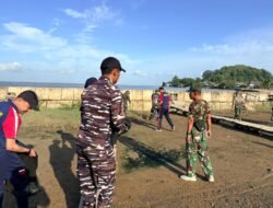 Tingkatkan Kepedulian Terhadap Lingkungan Koramil 05/Pemangkat Bersinergi Bersama TNI AL, Pemdes dan Pol Airud Bersihkan Pantai