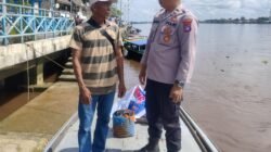 Satpolairud Polres Kapuas Cek Kelengkapan Alat Keselamatan kapal yang melintas DAS Kapuas
