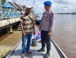 Satpolairud Polres Kapuas Cek Kelengkapan Alat Keselamatan kapal yang melintas DAS Kapuas