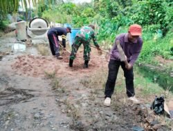 Babinsa Dalam Kaum Bersama Warga Gelar Gotong Royong Pasang Papan Mal Pengecoran Jalan Gang
