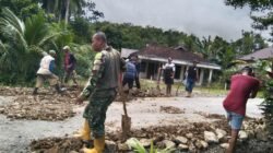 Peduli Lingkungan Babinsa Gunung Melati Gotong Royong Bersama Warga