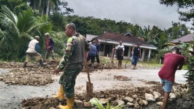 Peduli Lingkungan Babinsa Gunung Melati Gotong Royong Bersama Warga