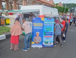 Kanit Regident Samsat Sidoarjo kota Permudah Masyarakat Bayar Pajak Kendaraan, Hadir di Car Free Day (CFD) Samsat Keliling