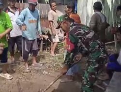 TNI Hadir di Tengah Masyarakat, Babinsa Desa Kapar Bantu Pengecoran Dak Langgar