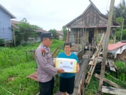 SEBAGAI BENTUK PEDULI KEPADA WARGANYA, POLSEK KAPUAS TENGAH BERIKAN BAKSOS KEPADA WARGA KURANG MAMPU