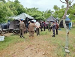 Personel Kodim 1009/Tanah Laut Dampingi Dispar Tala Tertibkan Obyek Wisata Pantai Batakan