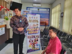 Polantas Menyapa, Petugas Samsat Murung Raya Layani Masyarakat Gunakan Baju Batik