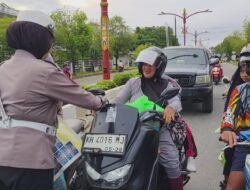 Hari Kedua Belas Ops Keselamatan 2026, Polres Mura Edukasi Pengendara Tertib Lalu Lintas Dengan Leafet