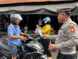 Satlantas Polres Murung Raya Sebar Brosur Ops Keselamatan Telabang 2026 Kepada Masyarakat Di Pasar Pelita Hilir Puruk Cahu