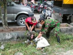 Babinsa Tebas Kuala Koramil 03/Tebas Bersama Warga Laksanakan Pembersihan Sampah di Tepi Jalan Raya