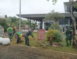 Ciptakan Lingkungan Yang Sehat Danramil 02/Sejangkung Pimpin Pembersihan di Pasar Wisata Perbatasan