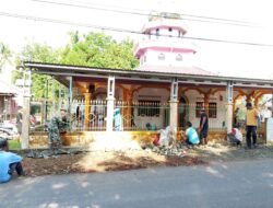 Sambut Ramadhan, Babinsa Kodim 1009/Tla Bersama Warga Bersihkan Mushola di Desa Sumber Makmur