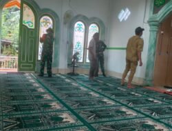 Sambut Ramadhan 1447 H, Babinsa Koramil 1002-08/Labuan Amas Utara Bersihkan Langgar Al Ikhlas Bersama Warga