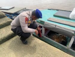 Satpolairud Polres Kapuas Cek Kelengkapan Alat Keselamatan kapal yang melintas DAS Kapuas
