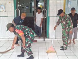 TNI dan Pemerintah Kecamatan Barabai Bersatu Bersihkan Masjid Di Bulan Ramadhan